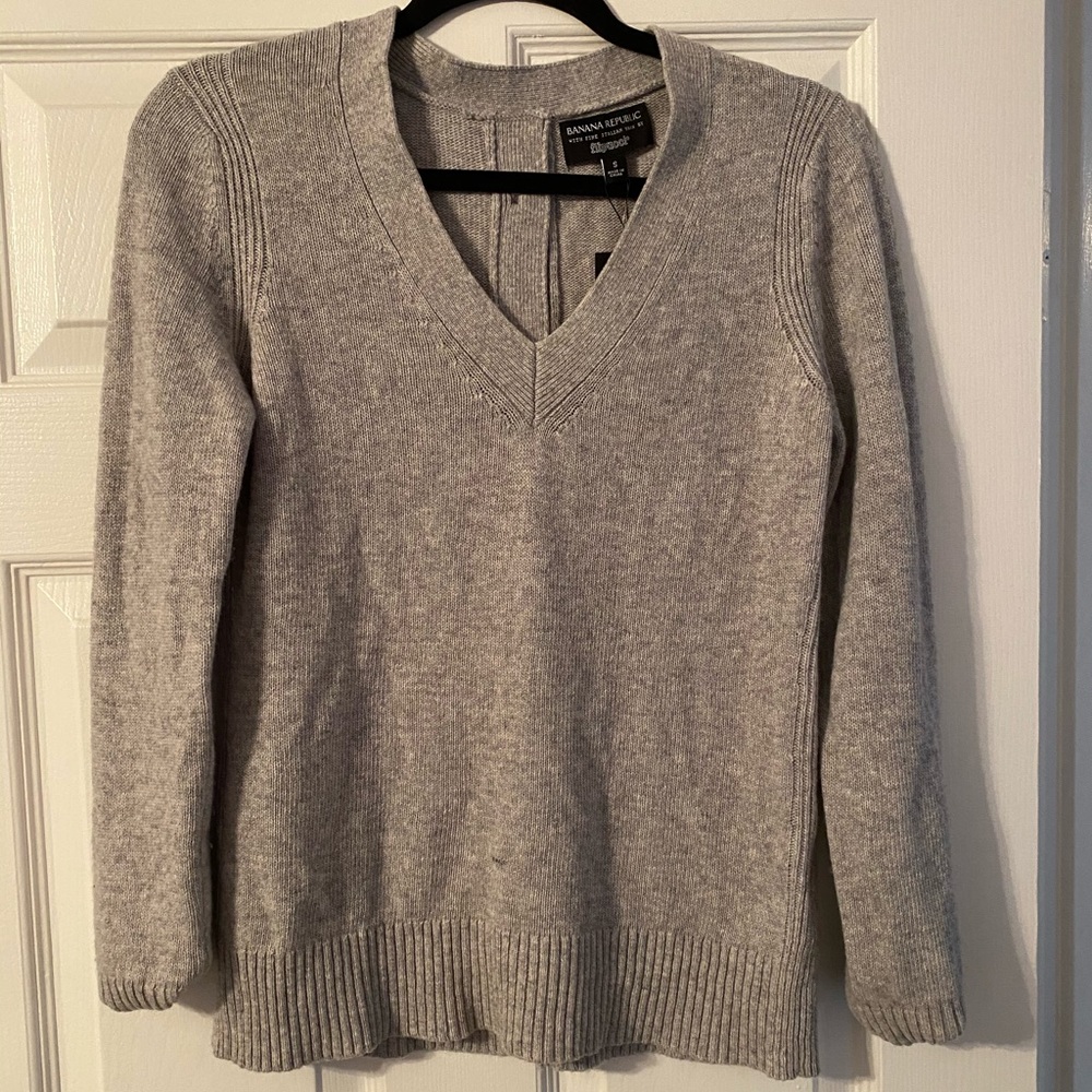 Banana Republic v neck sweater